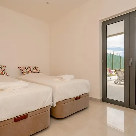 Oceanview Luxury 4 Bedroom Villa, Private Pool,close To Meia Praia Lagos