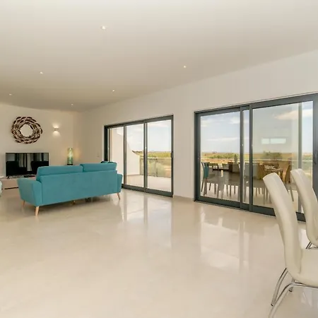 Oceanview Luxury 4 Bedroom Villa, Private Pool,close To Meia Praia
